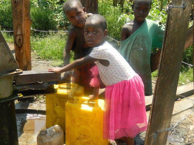Children at Kasenyi borehole