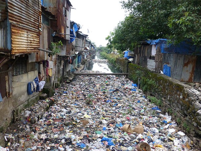 A stormwater drain in Mumbai, India filled with sewage and floating trash (photo: Giacomo Galli)